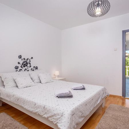 Beautiful Apartment In Malinska With Kitchen Екстериор снимка