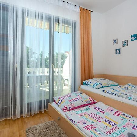 Beautiful Apartment In Malinska With Kitchen Екстериор снимка