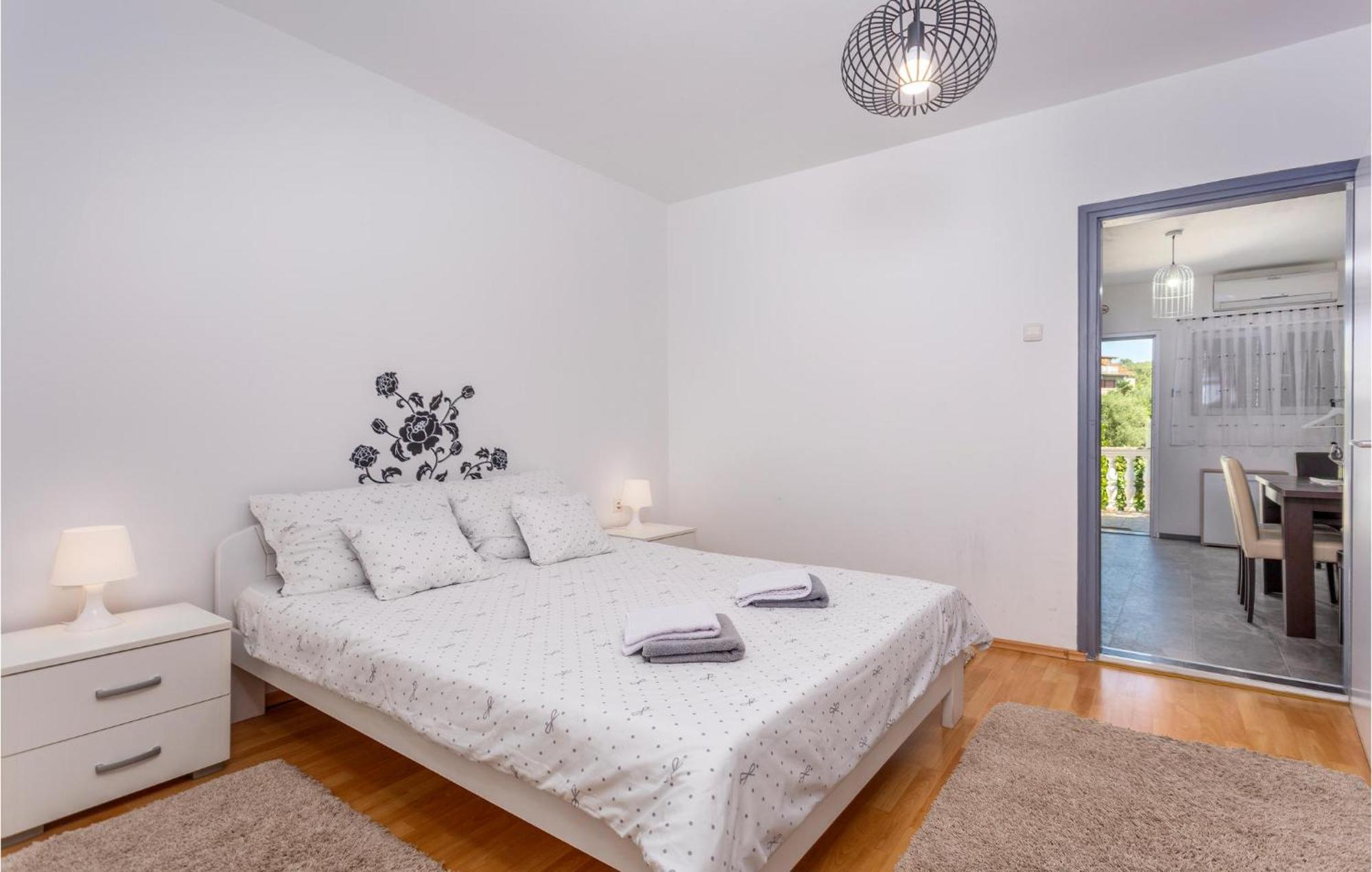 Beautiful Apartment In Malinska With Kitchen Екстериор снимка
