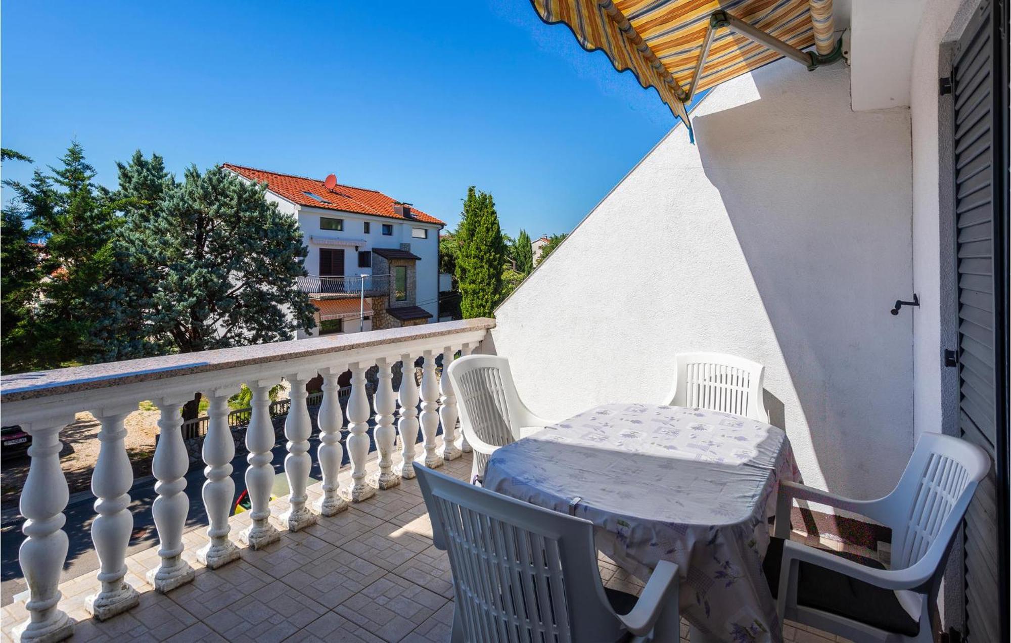 Beautiful Apartment In Malinska With Kitchen Екстериор снимка